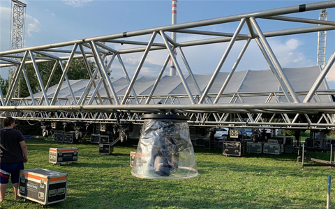 Thiết lập giàn mái bằng nhôm kết cấu trong nhà ở Slovakia để chào mừng năm mới 2020