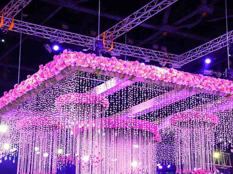 Làm cho đám cưới của bạn trở nên đáng nhớ với hệ thống đèn treo màu đen tùy chỉnh