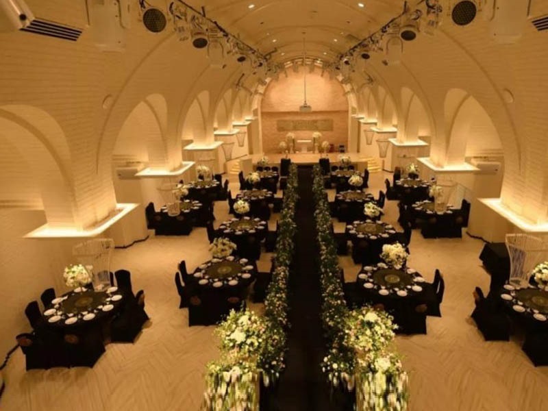 Trang trí sân khấu đám cưới vàng Ý tưởng Thiết kế Với giàn đèn