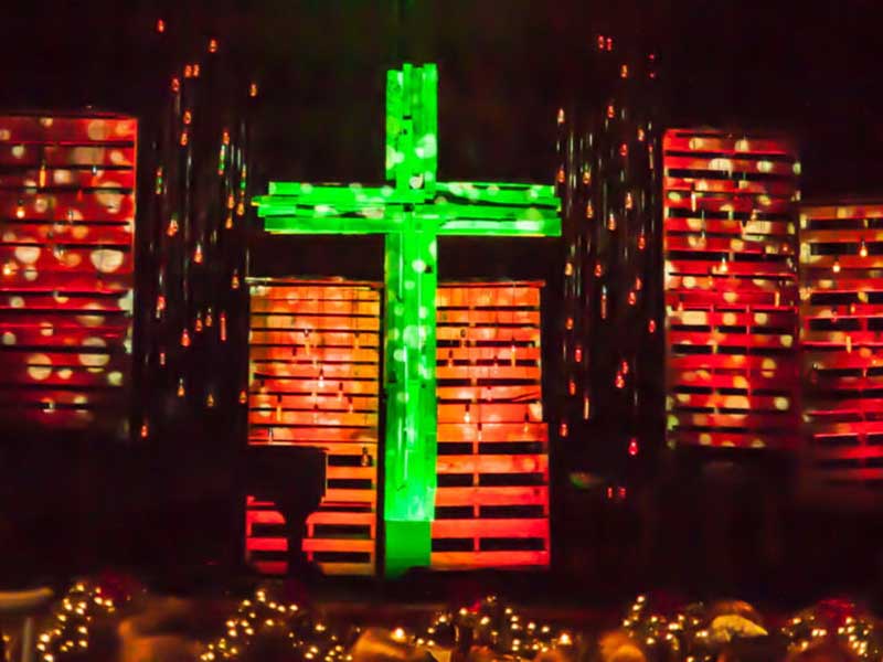Phông nền sân khấu nhà thờ di động được trang trí với thánh giá và ánh sáng sân khấu