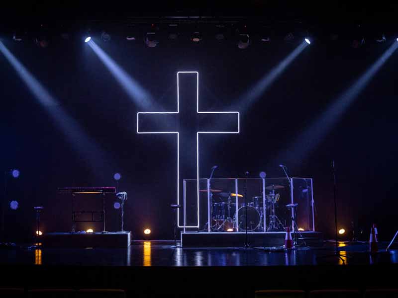 Thiết lập sân khấu nhà thờ dễ dàng với cây thánh giá được chiếu sáng bằng đèn LED làm phông nền